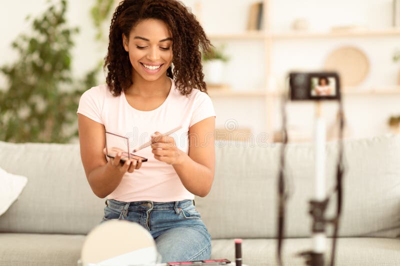 Black Beauty Blogger Kvinnor som gör video hemma för blogg arkivbild