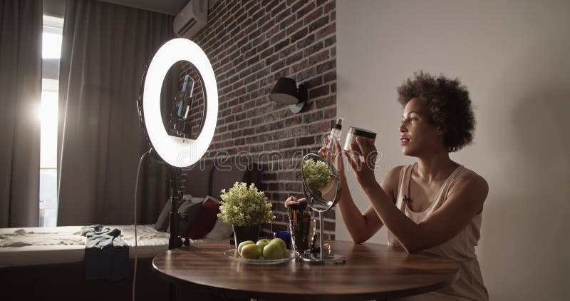 Black beauty blogger publicité produit cosmétique et envoyer baiser banque de vidéos