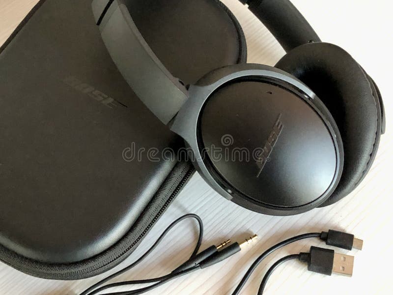 201 Bose Headphones Royalty-Free Images, Stock Photos & Pictures