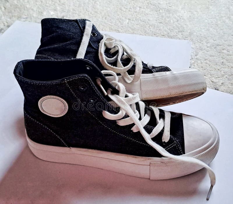 black converse boots