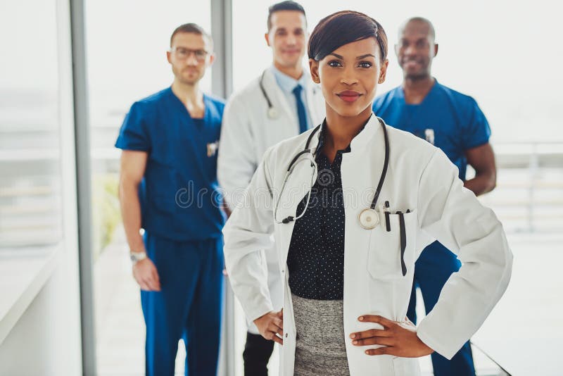 Čierna žena lekár na starosti v nemocnici, vedúci lekárskeho tímu om lekárov a chirurgov.