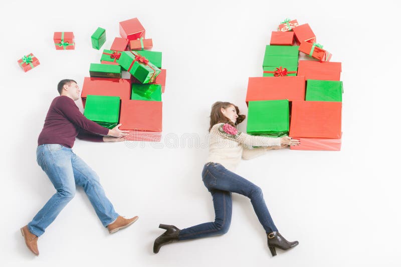 Black Friday, Verenigde Staten die, moeder, vader vele giftdozen houden stock afbeelding Black Friday, Verenigde Staten die, moeder, vader vele giftdozen houden stock afbeelding