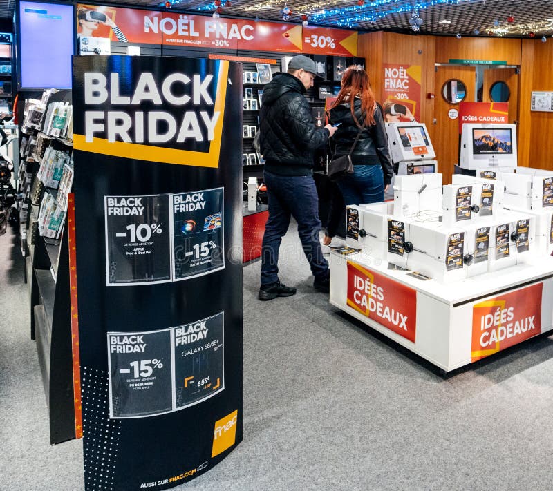 Black Friday-verkoop van elektronika bij FNAC-Opslag Apple MacBook Pro stock afbeeldingen Black Friday-verkoop van elektronika bij FNAC-Opslag Apple MacBook Pro stock afbeeldingen
