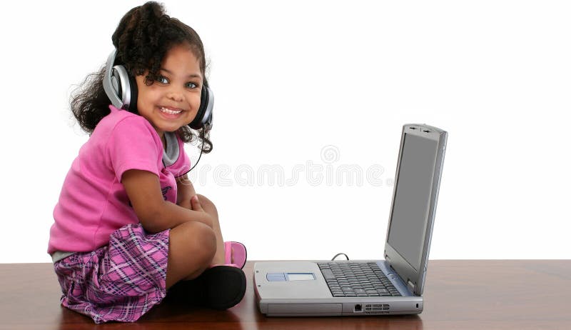 Felice giovane in età prescolare ragazza nera con aprire il computer portatile e le cuffie, bianco, studio, sfondo e copia spazio.