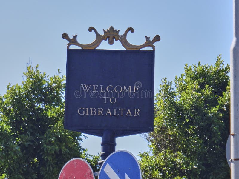 Bienvenidos! (Welcome! In Spanish) Sign With Arrow On Beach Background  Stock Photo, Picture and Royalty Free Image. Image 61777657.