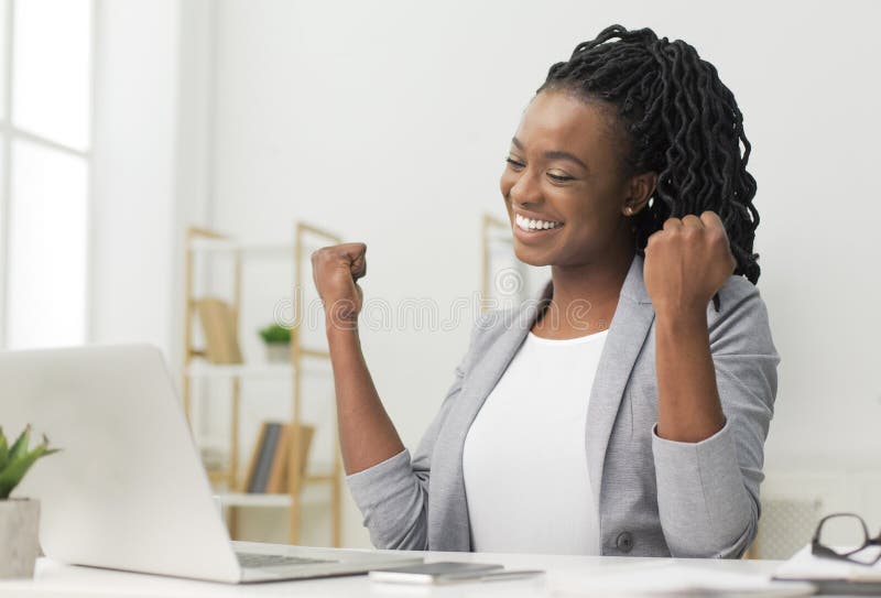 Black Lady celebra il successo commerciale in un laptop in ufficio