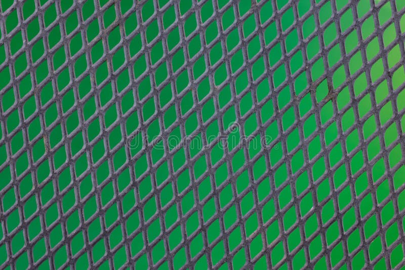 Black Metal Mesh cu fundal verde royalty free stock image