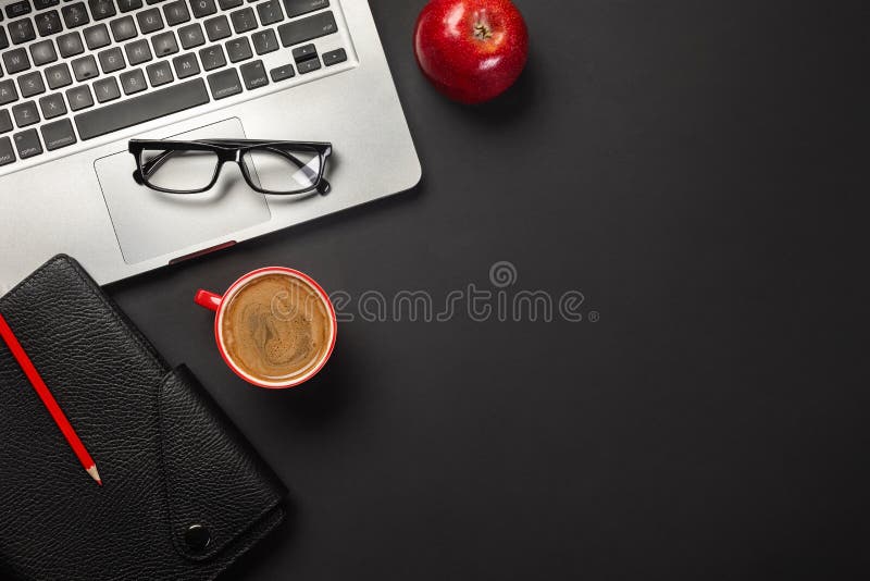 Grøn fløde Barry 1,300 Red Apple Office Desk Stock Photos - Free & Royalty-Free Stock Photos  from Dreamstime