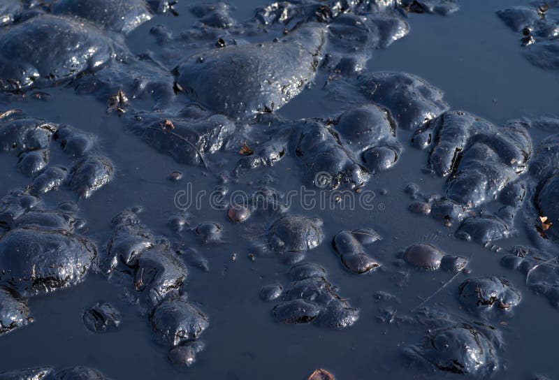 Da vicino la superficie di olio nero inquinamento.