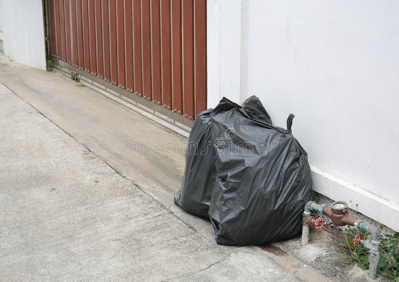 https://thumbs.dreamstime.com/b/black-plastic-trash-bags-outside-street-house-140338051.jpg