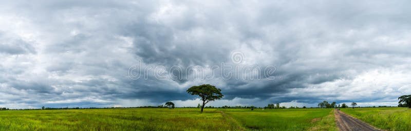 Mây đen trên nền trời thường khiến chúng ta cảm thấy u ám và sợ hãi. Nhưng thành tâm mà nói, đôi khi chúng ta cũng cần phải dừng lại và suy nghĩ về những điều tối tăm trong cuộc sống. Hãy nhìn hình ảnh \