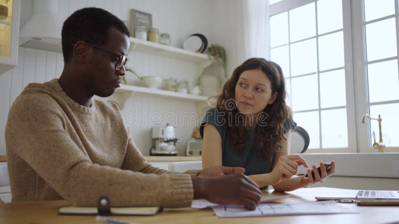 Black realtor and woman discutent des conditions d'achat d'un appartement