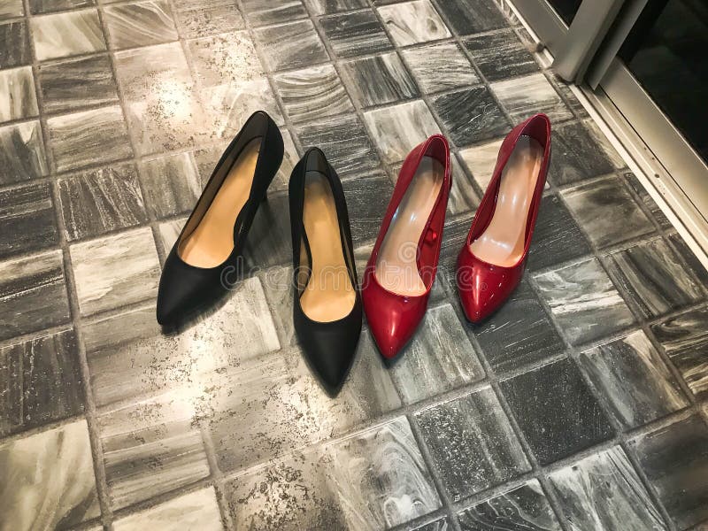 Black and red women`s beautiful elegant classic fashionable glamorous leather high-heeled shoes, stiletto heels against a stone stock images Black and red women`s beautiful elegant classic fashionable glamorous leather high-heeled shoes, stiletto heels against a stone stock images