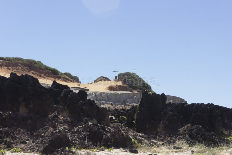 Black rocks and colorful cliffs in Pipa