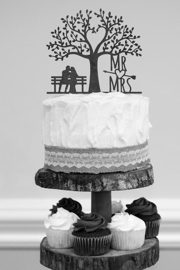 Black and White Decorated Wedding Reception Cake and Cupcake Desserts Rustic Style stock photography Black and White Decorated Wedding Reception Cake and Cupcake Desserts Rustic Style stock photography