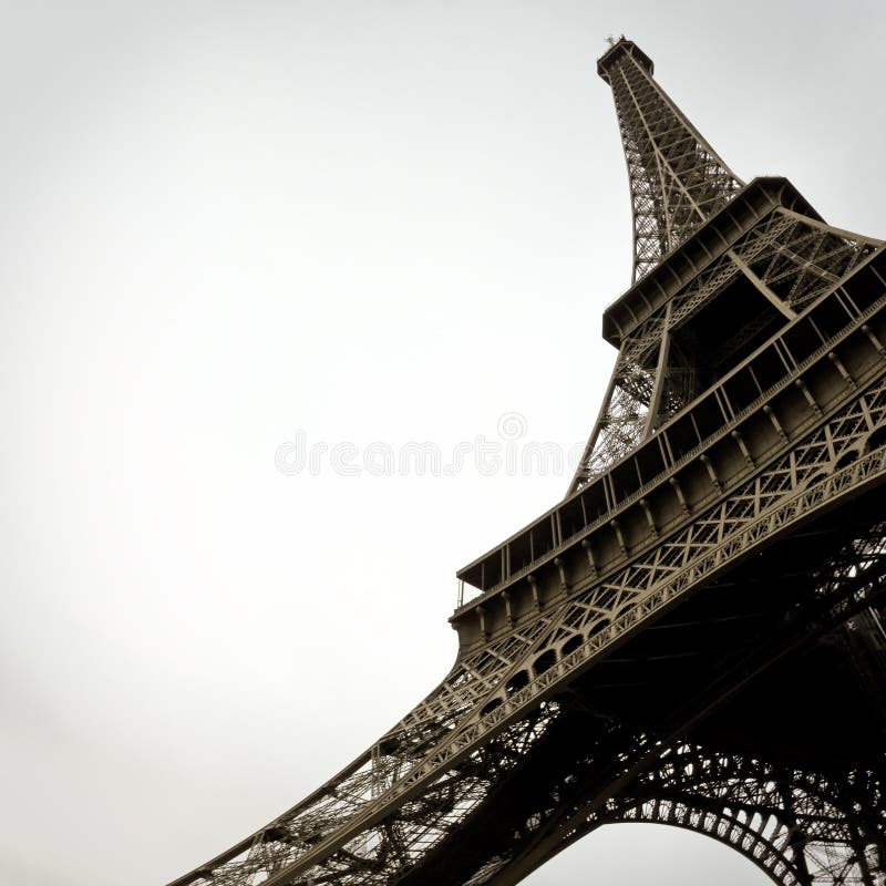 En blanco y negro buscando arriba sobre el la Torre en la ciudad de París, Francia, Europa.