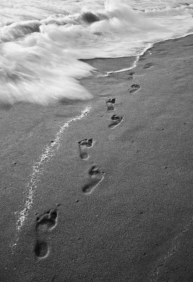 black white foot prints sand 20092545