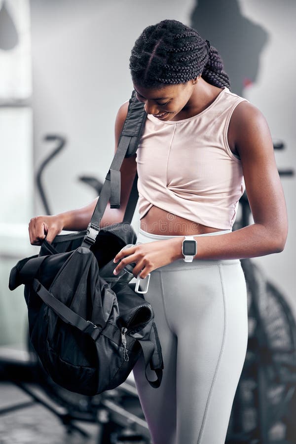 https://thumbs.dreamstime.com/b/black-woman-water-bottle-fitness-bag-gym-workout-break-cardio-training-heart-health-exercise-strong-body-black-woman-262480362.jpg
