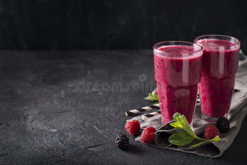 Blackberry en framboos smoothies in glas met muntblad en r stock afbeelding Blackberry en framboos smoothies in glas met muntblad en r stock afbeelding