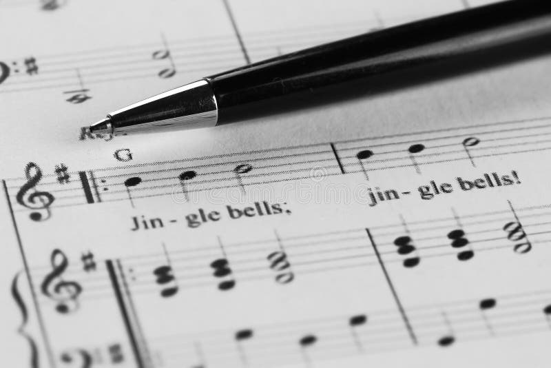 Bladmuziek met een aantal toebehoren stock afbeeldingen Bladmuziek met een aantal toebehoren stock afbeeldingen
