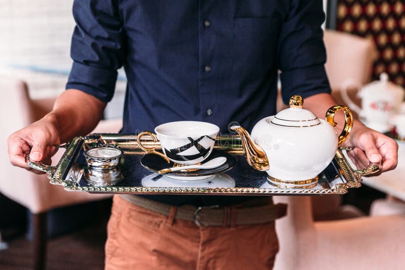 Thé Chaud à La Camomille Servi Dans Une Tasse Vintage En Porcelaine Avec  Infuseur à Thé En Acier Inoxydable.