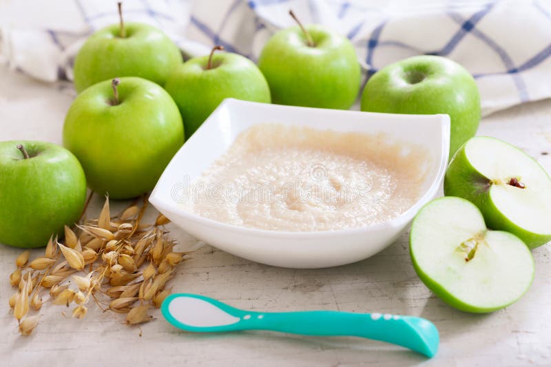 blanc cru de macaronis de nourriture de fond de chéri Bol de gruau de farine d'avoine avec les pommes fraîches images stock blanc cru de macaronis de nourriture de fond de chéri Bol de gruau de farine d'avoine avec les pommes fraîches images stock