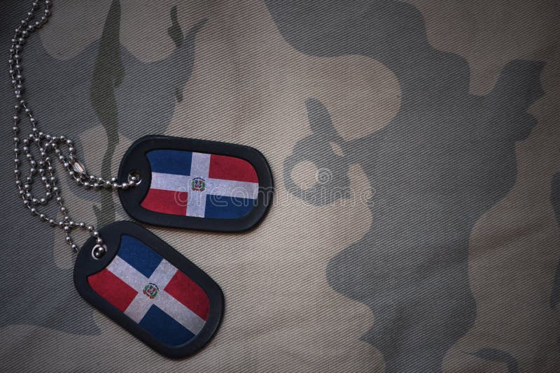 Blanc d'armée, étiquette de chien avec le drapeau de la République Dominicaine sur le fond kaki de texture