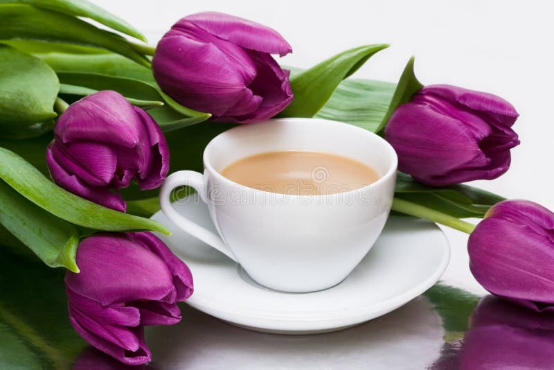 Открытки тюльпаны с добрым утром с пожеланиями. Пожелания доброго утра с тюльпанами. Доброе утро тюльпаны и кофе. С добрым утром тюльпаны с пожеланиями. Открытки кофе и тюльпаны.