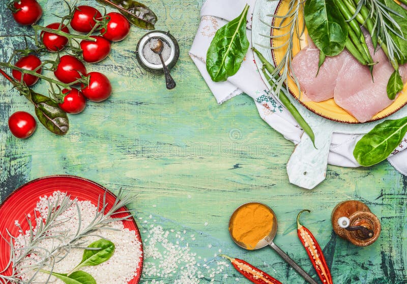 Blanc de poulet avec du riz, les légumes délicieux frais et les ingrédients pour faire cuire sur le fond en bois rustique, vue su photographie stock libre de droits Blanc de poulet avec du riz, les légumes délicieux frais et les ingrédients pour faire cuire sur le fond en bois rustique, vue su photographie stock libre de droits