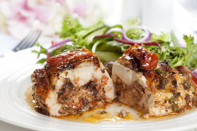 Blanc de poulet bourré avec de la salade photo stock Blanc de poulet bourré avec de la salade photo stock