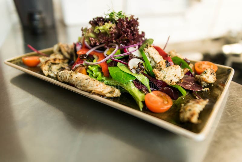 Blanc de poulet grillé avec de la salade fraîche de légumes de tomates nourriture saine de concept faite par le cuisinier dans la image stock Blanc de poulet grillé avec de la salade fraîche de légumes de tomates nourriture saine de concept faite par le cuisinier dans la image stock