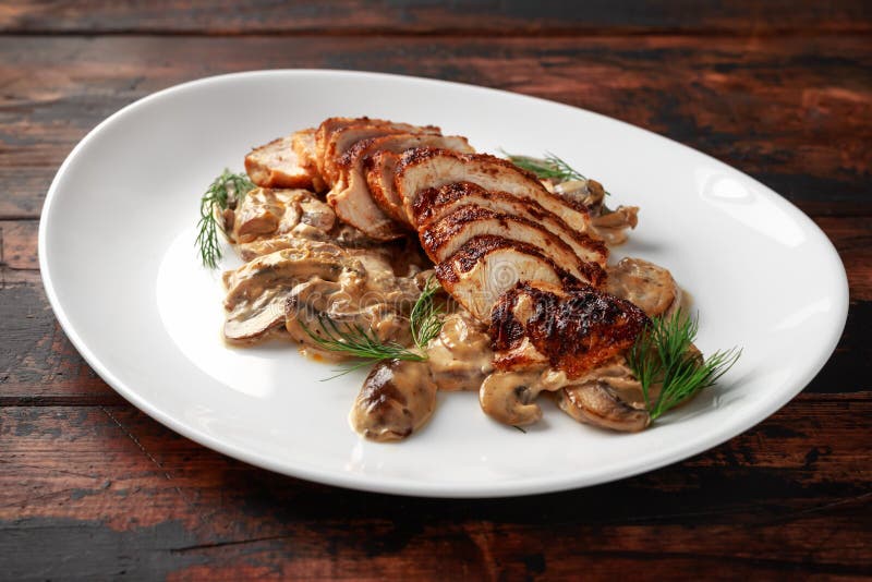 Blanc de poulet grillé de tranches avec la sauce aux champignons crémeuse Nourriture saine image libre de droits Blanc de poulet grillé de tranches avec la sauce aux champignons crémeuse Nourriture saine image libre de droits