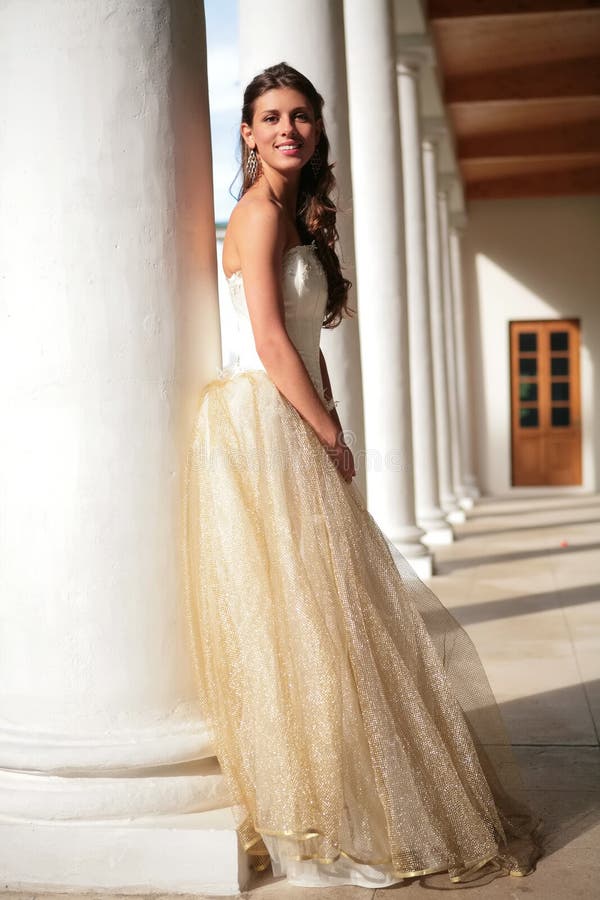 blanc de sourire de princesse d'or de robe de rampe images libres de droits blanc de sourire de princesse d'or de robe de rampe images libres de droits