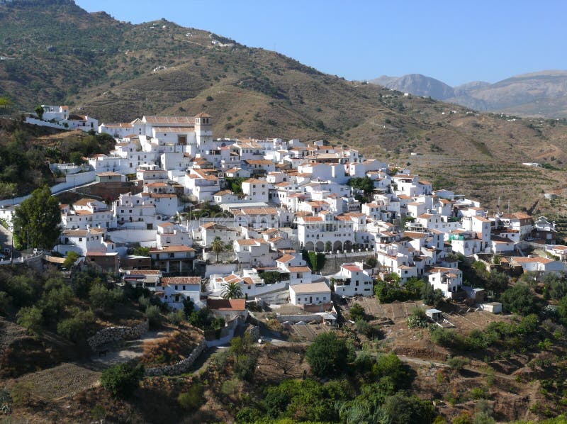 Blanc pittoresque de ville de l'Espagne de panorama de l'Andalousie