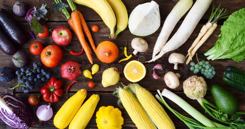 Blanco, amarillo, verde, naranja, frutas y verduras rojas, púrpuras en fondo de madera Alimento sano Comida cruda multicolora foto de archivo libre de regalías Blanco, amarillo, verde, naranja, frutas y verduras rojas, púrpuras en fondo de madera Alimento sano Comida cruda multicolora foto de archivo libre de regalías