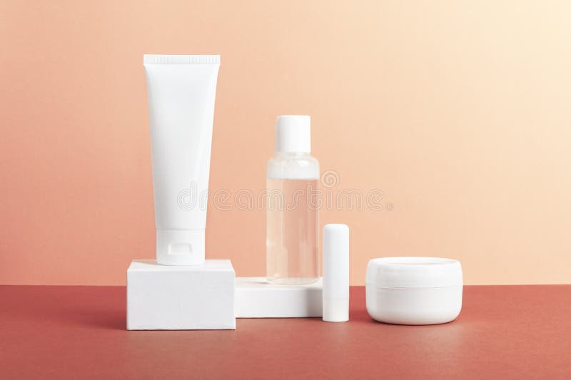 Blanco verpakkingen van producten voor dames met een roze achtergrond Niet-brandend nagellak verwijderaar, haarbalm of lichaamslo