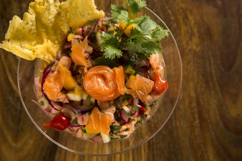 Blandad fisk Ceviche med laxen, löken och peppar Traditionell pe royaltyfri bild Blandad fisk Ceviche med laxen, löken och peppar Traditionell pe royaltyfri bild