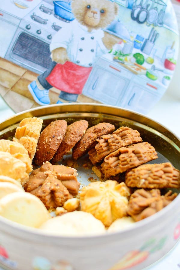 Blandade anstrykningkakor från Hong Kong Jenny Bakery i en ask med illustrationen på locket på bakgrund arkivbild Blandade anstrykningkakor från Hong Kong Jenny Bakery i en ask med illustrationen på locket på bakgrund arkivbild
