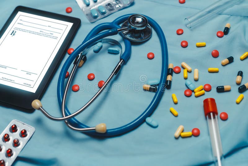 Blandade farmaceutiska medicinpreventivpillerar, minnestavlor och kapslar över blå bakgrund arkivbild Blandade farmaceutiska medicinpreventivpillerar, minnestavlor och kapslar över blå bakgrund arkivbild