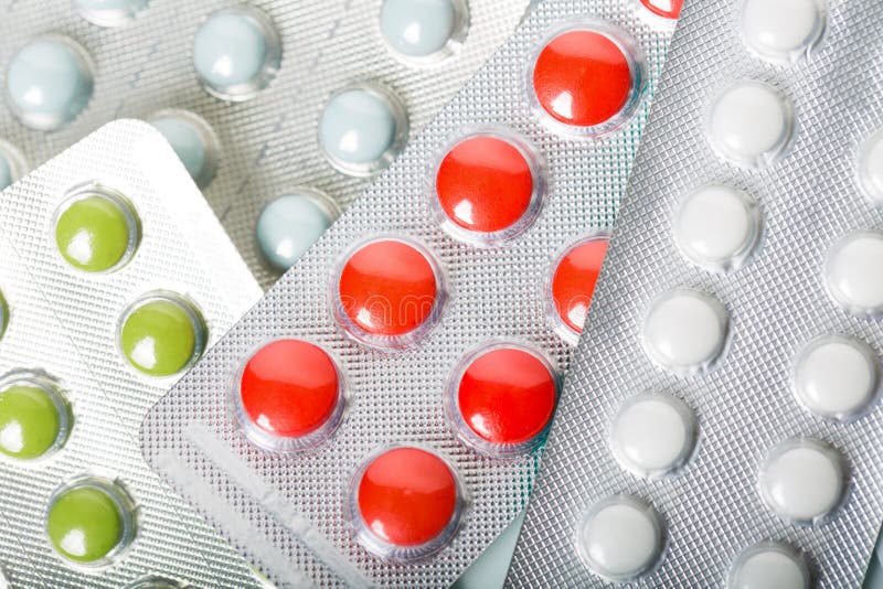 Blandade farmaceutiska medicinpreventivpillerar, minnestavlor och kapslar över svart bakgrund arkivbilder Blandade farmaceutiska medicinpreventivpillerar, minnestavlor och kapslar över svart bakgrund arkivbilder