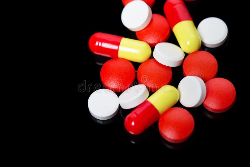 Blandade farmaceutiska medicinpreventivpillerar, minnestavlor och kapslar över svart bakgrund royaltyfria bilder Blandade farmaceutiska medicinpreventivpillerar, minnestavlor och kapslar över svart bakgrund royaltyfria bilder
