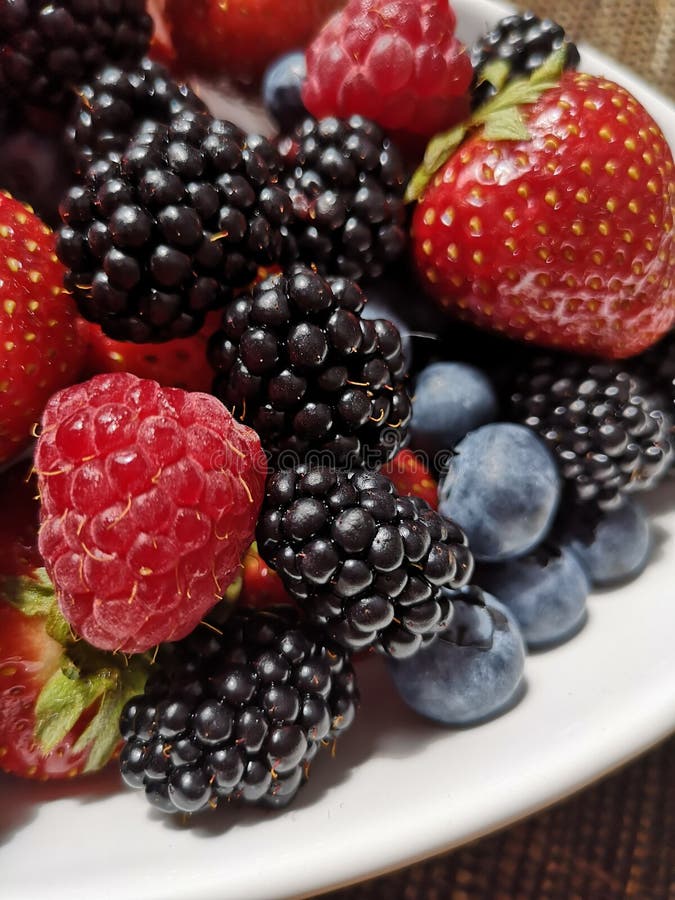 Blandade fruktbär på den vita plattan Closeup av skogfrukter content fruktpomegranatered k?rnar ur sommar royaltyfria bilder Blandade fruktbär på den vita plattan Closeup av skogfrukter content fruktpomegranatered k?rnar ur sommar royaltyfria bilder