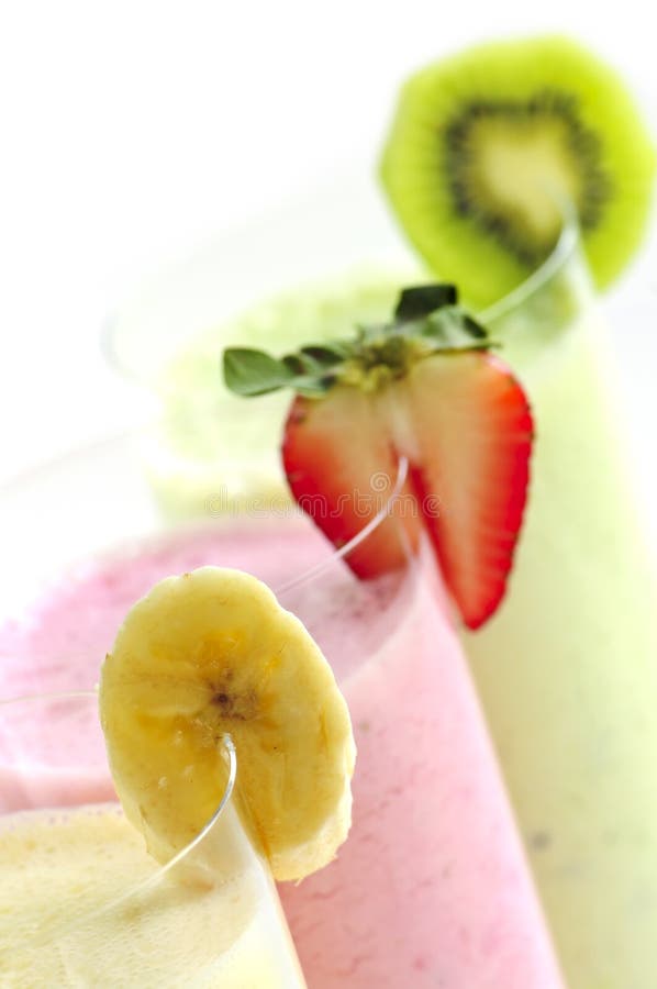 Blandade fruktsmoothies royaltyfria bilder