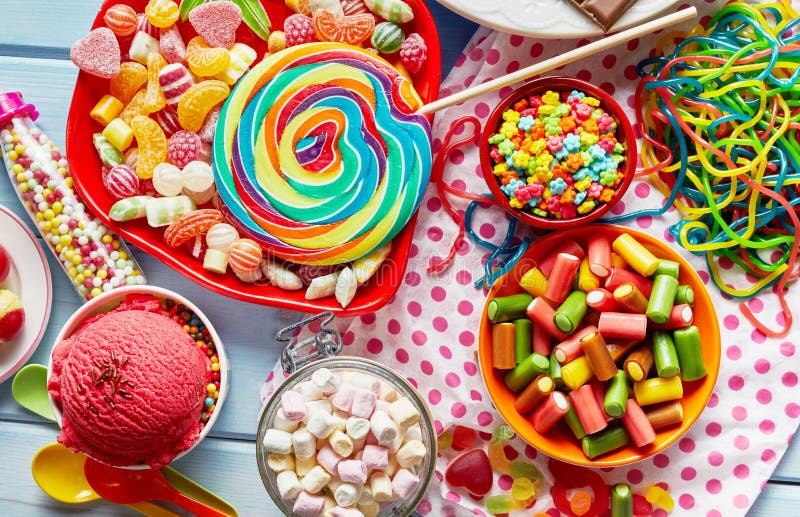 Blandade färgglade ungar festar sötsaker och godisen