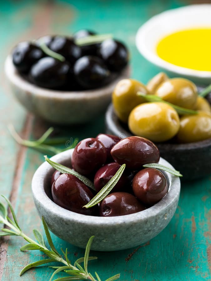 Blandade marinated olivgrön med rosmarinar royaltyfria bilder