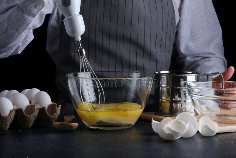 blandare och deg recept av paj- eller kaka- eller ostkakabegreppet p? m?rker royaltyfri bild blandare och deg recept av paj- eller kaka- eller ostkakabegreppet p? m?rker royaltyfri bild