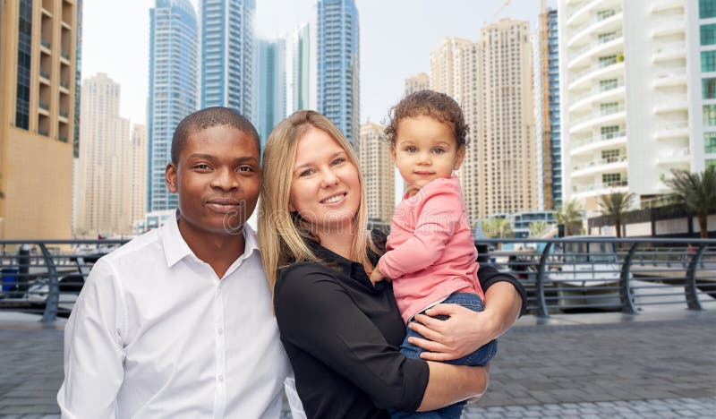 Blandras- familj med det lilla barnet i dubai arkivbild Blandras- familj med det lilla barnet i dubai arkivbild