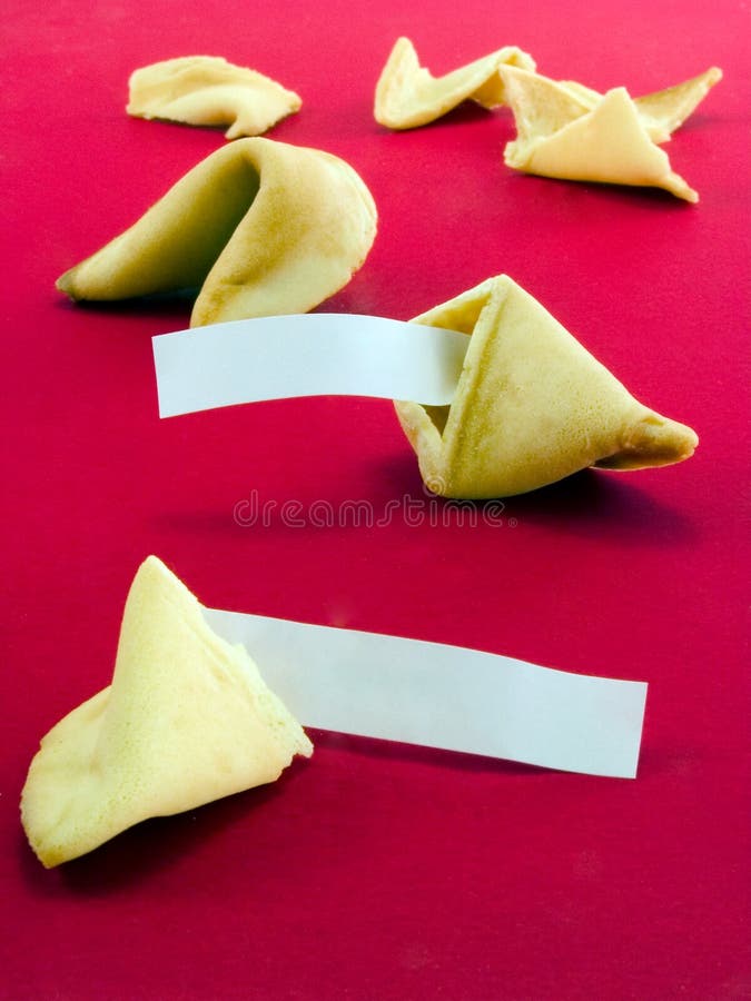 Prázdne fortune cookie výplne strieľal na nízky uhol s veľmi hlboký, hĺbka ostrosti.