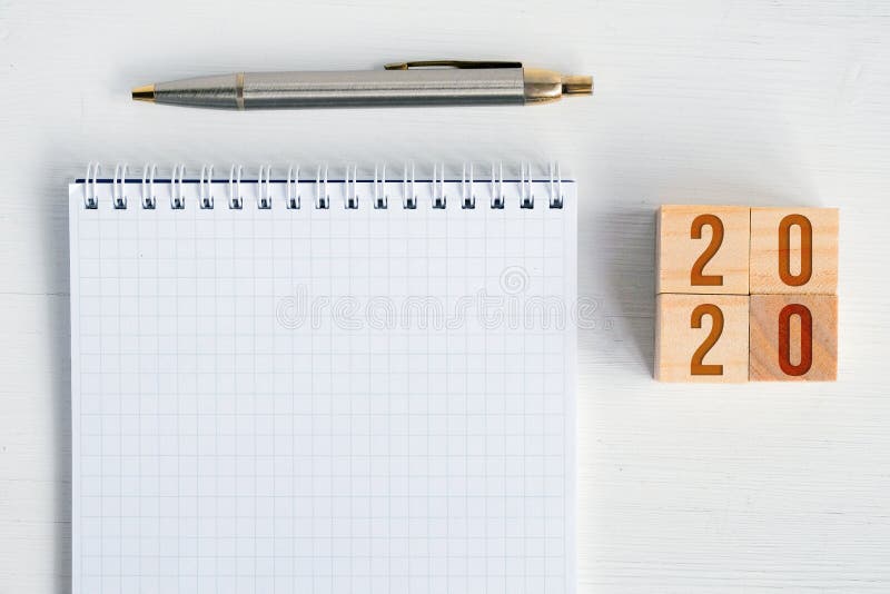 Blank-Spiralheft, Füllfederhalter, Holzwürfel mit Nummern für das neue Jahr 2020