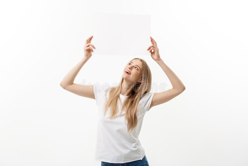 blank znak Kobiety mienia bielu pusty pusty znak nad jej głowa Z podnieceniem i szczęśliwa piękna młoda kobieta odizolowywająca d fotografia stock blank znak Kobiety mienia bielu pusty pusty znak nad jej głowa Z podnieceniem i szczęśliwa piękna młoda kobieta odizolowywająca d fotografia stock